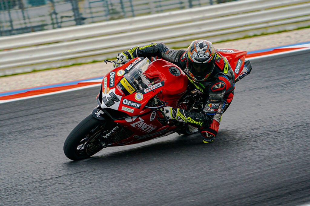 COPPA ITALIA 2025: a Misano, Vincenzo Lagonigro sfiora il podio nel Dunlop Cup 600, dopo un weekend di altissimo livello. 1 COPPA ITALIA 2025: a Misano, Vincenzo Lagonigro sfiora il podio nel Dunlop Cup 600, dopo un weekend di altissimo livello.